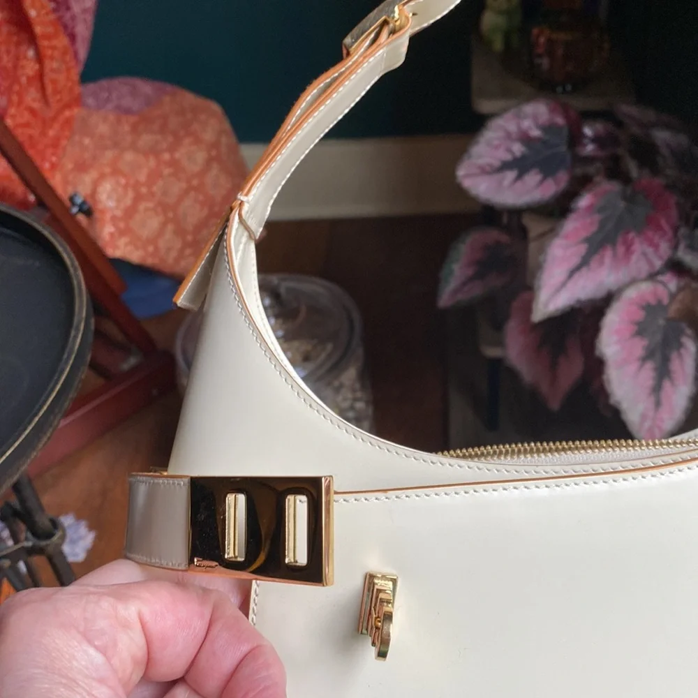 Salvatore Ferragamo cream leather handbag. - Picture 10 of 11